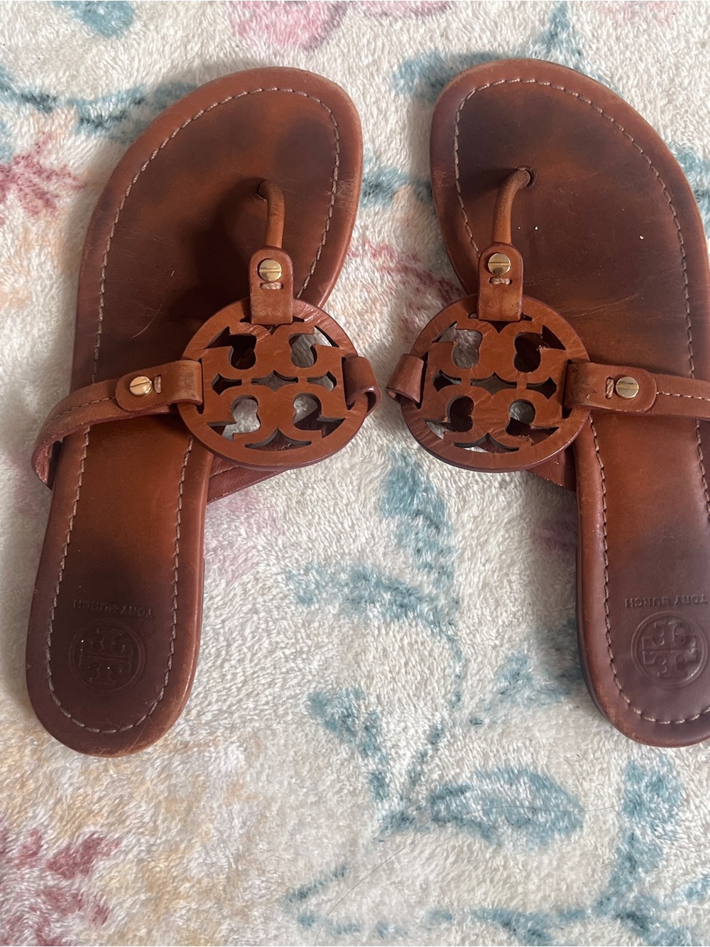 Tory Burch Leather Logo Thong Sandals in Chestnut Brown